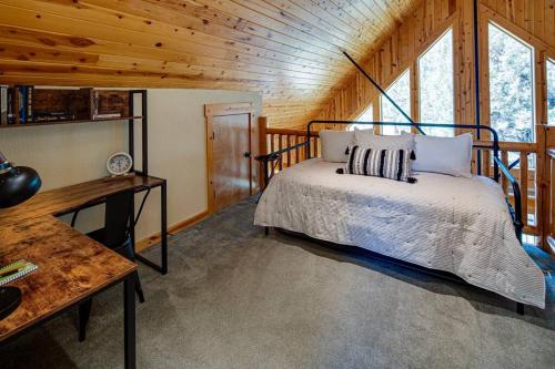 ein Schlafzimmer mit einem Bett in einer Holzhütte in der Unterkunft Juniper Ridge Chalet at Eagle Crest Resort in Redmond