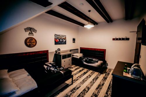 a living room with two beds and a table at Jantarvia Car Museum , Pasja i Wypoczynek Noclegi z Klimatem in Jantar