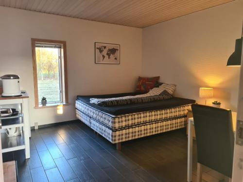 sala de estar con sofá y ventana en Lovely room, easy access to E45 highway, en Rask Mølle