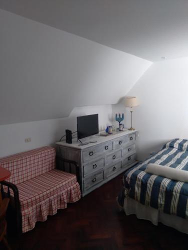 1 dormitorio con 1 cama y vestidor con TV en Cozy studio in Palermo, Las Cañitas 300MB en Buenos Aires