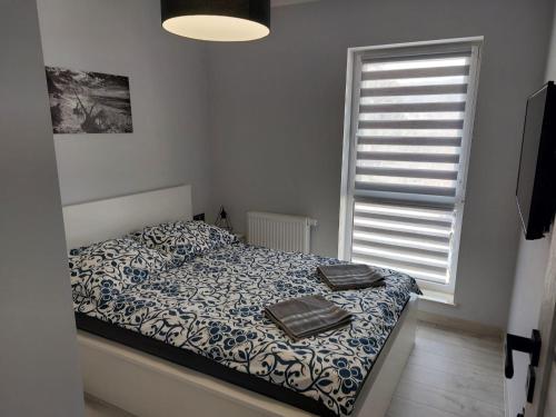 施柯拉爾斯卡波倫巴的住宿－Dream Apart，一间卧室设有一张床和一个窗口