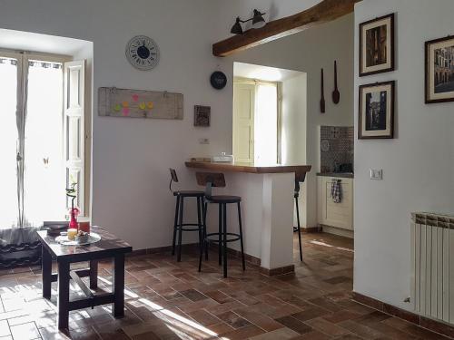 een keuken met een aanrecht en een tafel in een kamer bij il Rifugio dell'Artista in Passignano sul Trasimeno