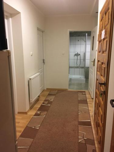 an empty hallway with a shower in a room at Pokoje u Asi in Augustów