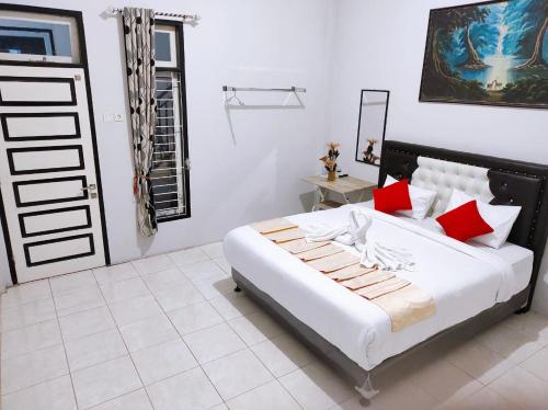 Postel nebo postele na pokoji v ubytování Dnaiko Syariah Hotel
