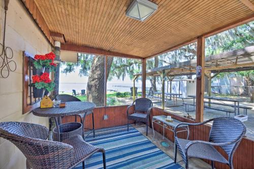 Χώρος καθιστικού στο Riverfront St Augustine Retreat, Near Boat Launch!