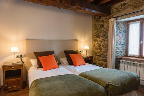 Una cama o camas en una habitación de 1703 CHAMBRE ET TABLE D'HOTES