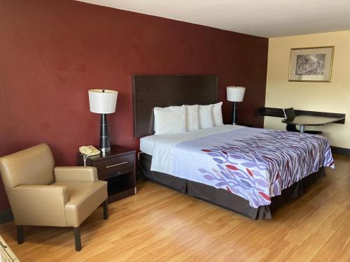 מיטה או מיטות בחדר ב-Red Roof Inn & Suites Cleveland, TN