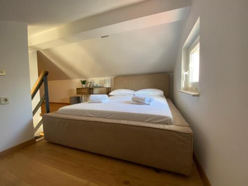 Postel nebo postele na pokoji v ubytování Apartmani Lozić