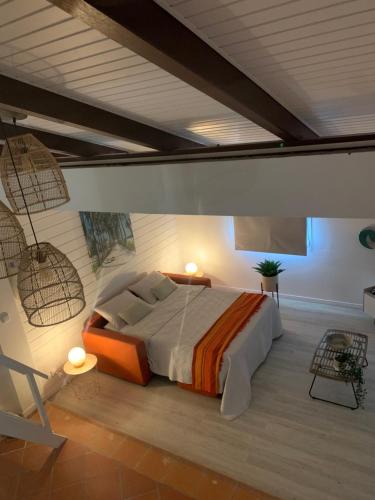 um quarto com uma cama grande num quarto em SOMPTUEUX DUPLEX SUR LA ROUTE DES PLAGES em Sainte-Anne