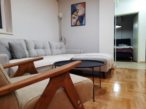 uma sala de estar com um sofá e uma mesa em Petar's Apartment em Skopje