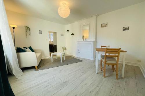 un salon avec une table et un canapé dans l'établissement ENTRE 2 RIVES Échappée Amboisienne avec sauna partagé, à Amboise