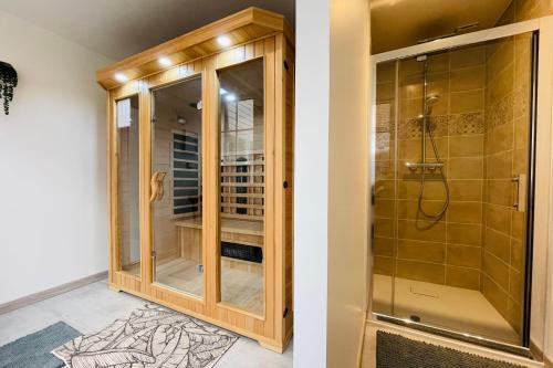 La salle de bains est pourvue d'une douche et d'une cabine de douche en verre. dans l'établissement ENTRE 2 RIVES Échappée Amboisienne avec sauna partagé, à Amboise