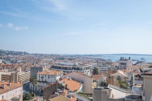 - une vue sur la ville depuis la tour dans l'établissement 3-Br apartment near downtown Cannes Sea view parking, à Cannes