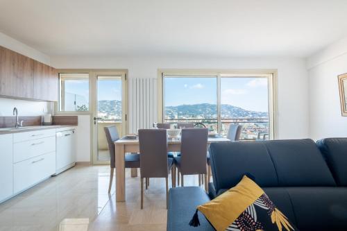 une cuisine et une salle à manger avec une table et des chaises dans l'établissement 3-Br apartment near downtown Cannes Sea view parking, à Cannes