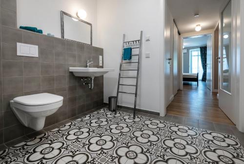 Phòng tắm tại Stilvolles Garten-Appartment im Kurgebiet - DTV 4*