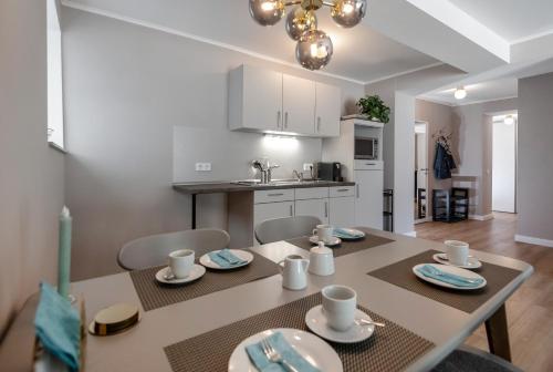 a kitchen and dining room with a table and chairs at Stilvolles Garten-Appartment im Kurgebiet - DTV 4* in Bad Kreuznach