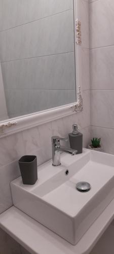 A bathroom at Flora Rooms & Apartments