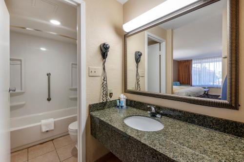 Gallery image of Quality Inn Kennedy Space Center in Titusville