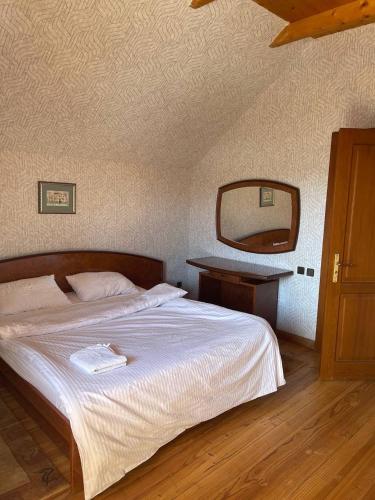 a bedroom with a bed with a mirror and a bed sidx sidx sidx at Зруб in Skhidnitsa