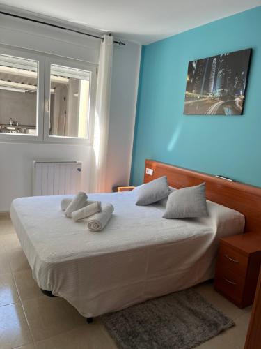 a bedroom with a bed with two towels on it at Apartamento Finisterrae in Fisterra