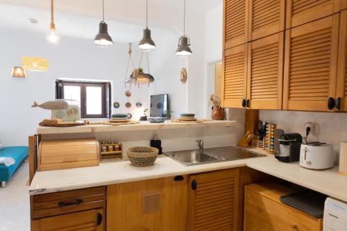 Dapur atau dapur kecil di Um Lugar ao Sol Beach House Azenhas do Mar