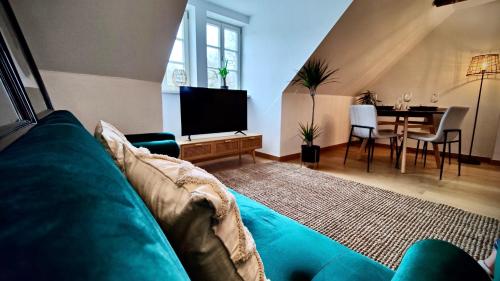sala de estar con sofá azul y mesa en One Apartment's⎢Neu+Zentral⎢Alberstplatz⎢Altbau, en Coburg