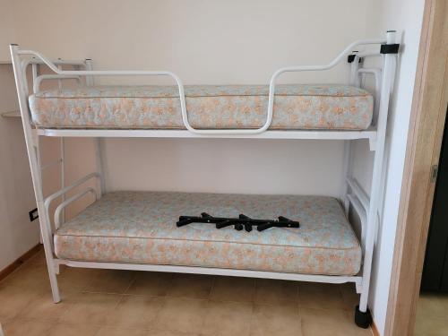 un paio di pistole su un letto a castello di la casa di enzo a Campomarino
