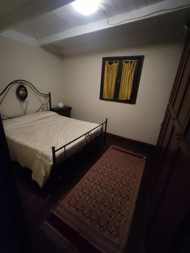 a bedroom with a bed and a rug on the floor at Villa Indipendente Superior "Fanfan" con ampio Giardino e Piscina in Terlizzi