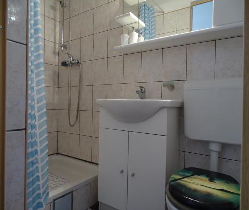 Kúpeľňa v ubytovaní Lovely 3 bedroom apartment Lemi near beach