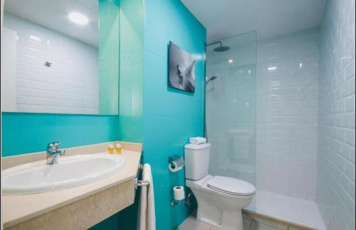 A bathroom at A paradise in the heart of Corralejo