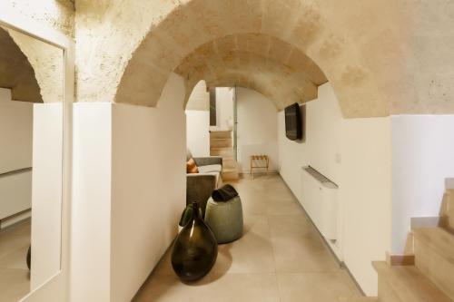 a hallway with two vases sitting on the floor at San Giovanni Vecchio - Residenza in Matera
