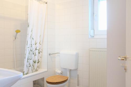 łazienka z toaletą i umywalką w obiekcie Town House near Metro & Vienna City Center w Wiedniu