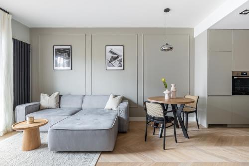 un salon avec un canapé et une table dans l'établissement Platinum Apartment w centrum Gdyni - 5 min do plaży, à Gdynia