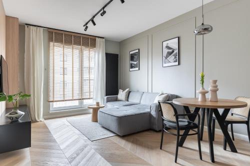 un salon avec un canapé et une table dans l'établissement Platinum Apartment w centrum Gdyni - 5 min do plaży, à Gdynia