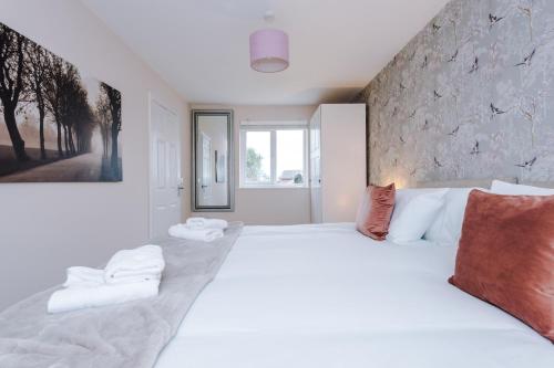 Ένα ή περισσότερα κρεβάτια σε δωμάτιο στο Relaxing 3 Bedroom Chester Home with garden