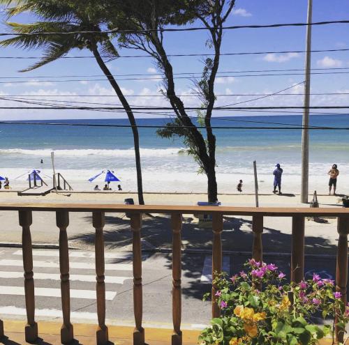 balcone con vista sulla spiaggia di un resort di Sol Nascente Hotel Pousada Beira Mar a Natal