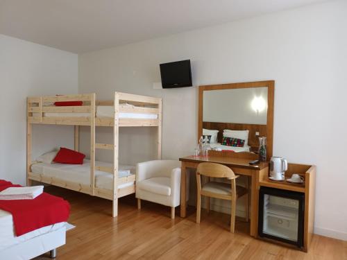 ポンテ・ダ・バルカにあるカーサ ダウレイラのデスク、二段ベッドが備わる客室です。