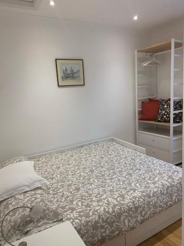 A bed or beds in a room at Beautiful one bedroom flat in the heart of Notting Hill Gate