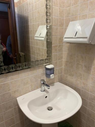 een badkamer met een witte wastafel en een spiegel bij Agriturismo Martone in Rocca San Felice