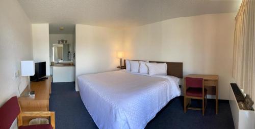 En eller flere senge i et værelse på The Sturgis Motel