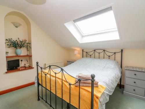 una camera con un letto e un lucernario di Watershed Cottage a Settle