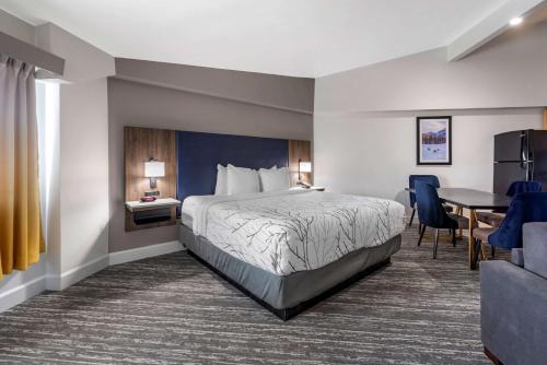 une chambre d'hôtel avec un lit et un bureau dans l'établissement Best Western Premier Denver East, à Denver