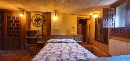 um quarto com uma cama no canto de um quarto em La Cueva de Casa Botes em Cuenca