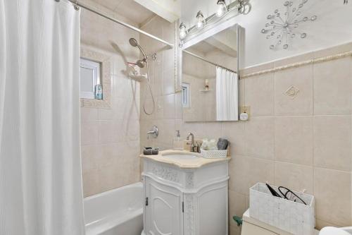 A bathroom at Casa de Paz - Destination to American Dream Mall, NYC, Washington Heights