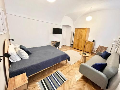 1 dormitorio con 1 cama grande y 1 sofá en Filek House en Sibiu