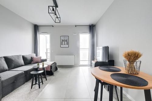 een woonkamer met een bank en een tafel bij Targowa 10 Luxury Studio in Warschau