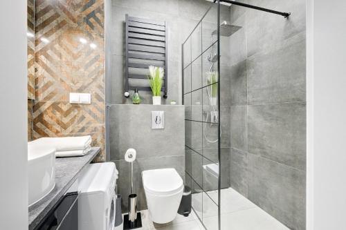 een badkamer met een toilet en een douche bij Targowa 10 Luxury Studio in Warschau