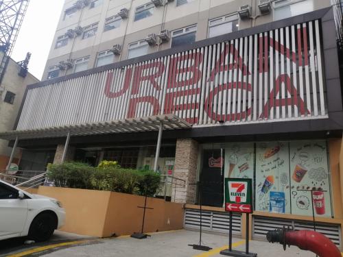 een gebouw met een bord dat Los Angeles leest bij Urban Deca Tower EIMYS PLACE 3 in Manilla
