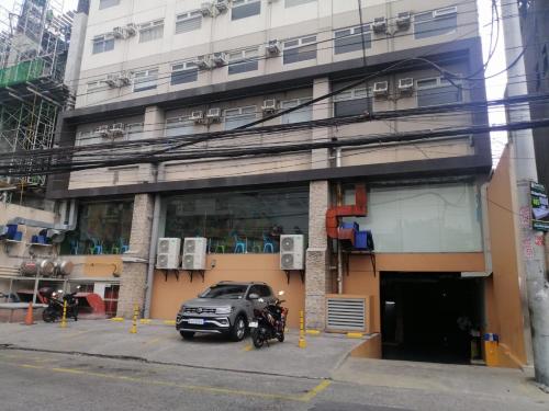een auto geparkeerd voor een gebouw bij Urban Deca Tower EIMYS PLACE 3 in Manilla