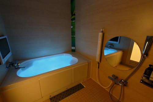 Et badeværelse på HOTEL555 秦野